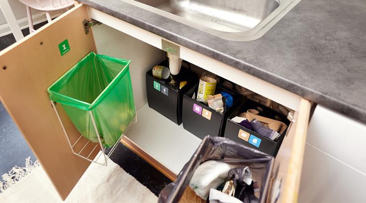 affaldsposer og spande til sortering under køkkenvask